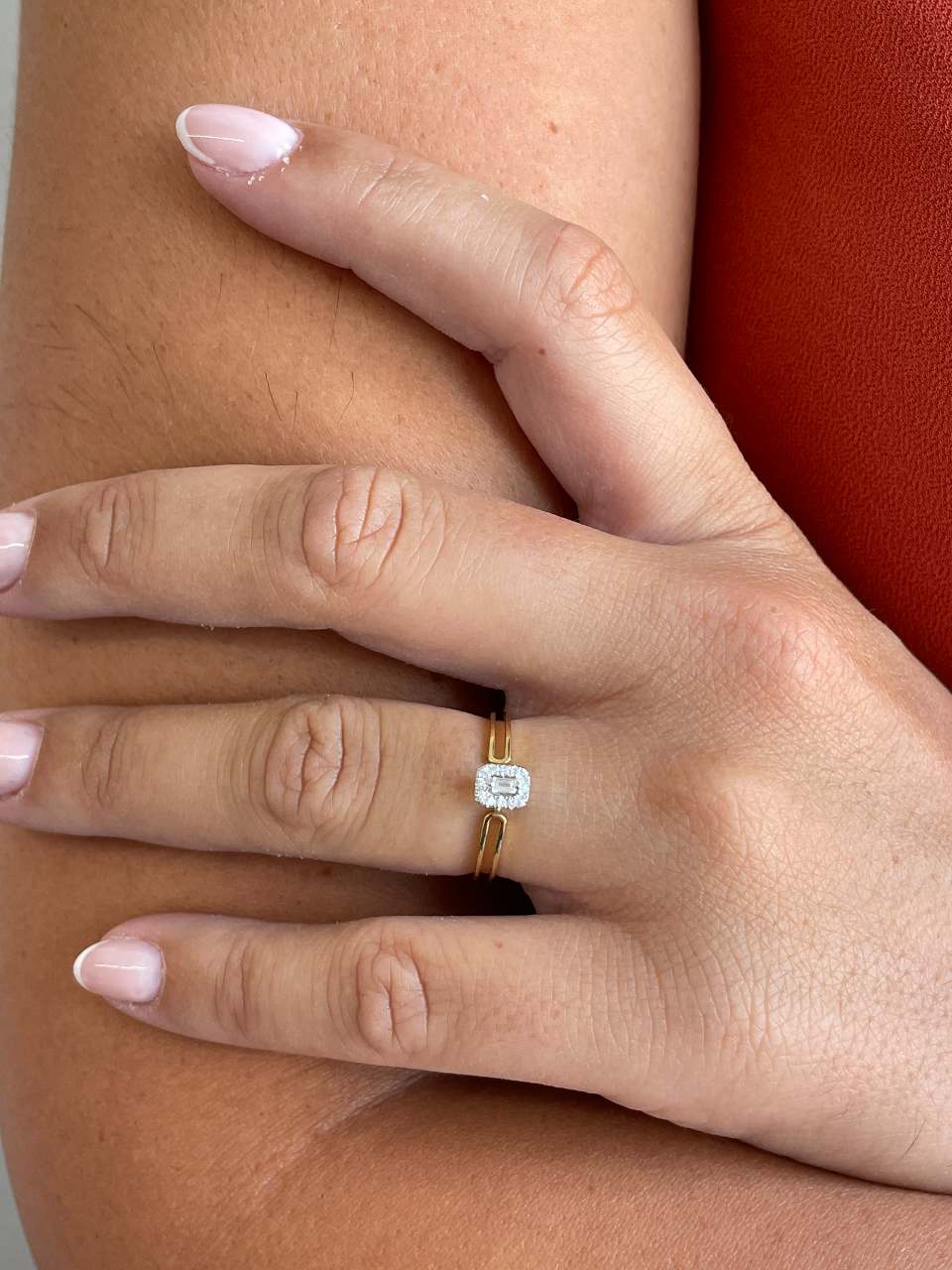 Anillo IMBU doble brazo centro con diamantes en oro amarillo de 18 ktes