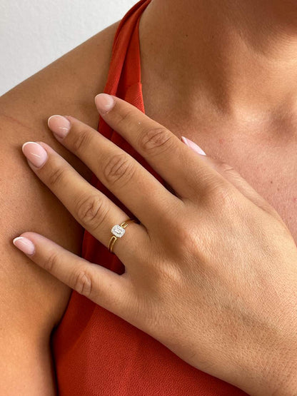 Anillo IMBU doble brazo centro con diamantes en oro amarillo de 18 ktes