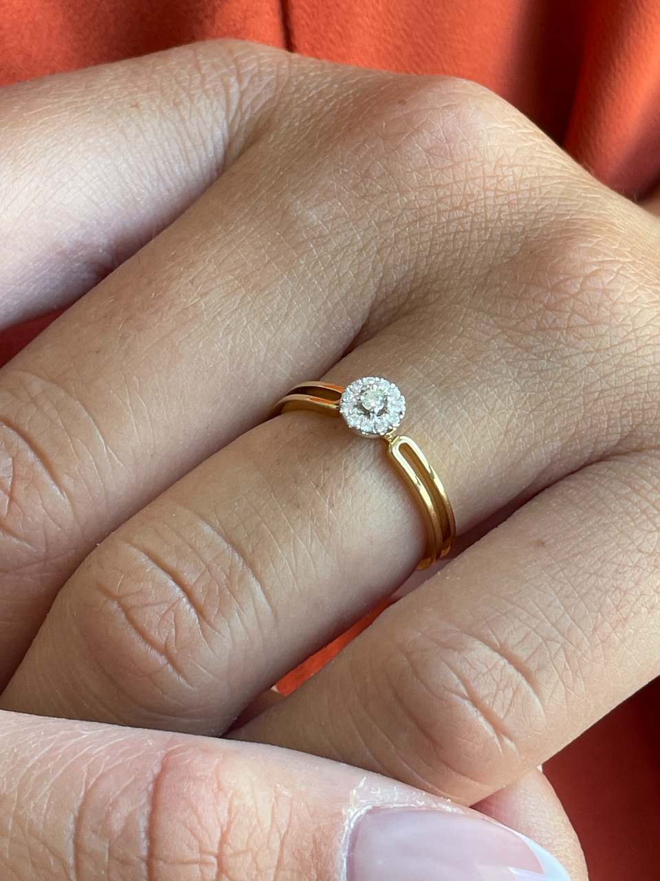 Anillo IMBU doble brazo centro con diamantes en oro amarillo de 18 ktes