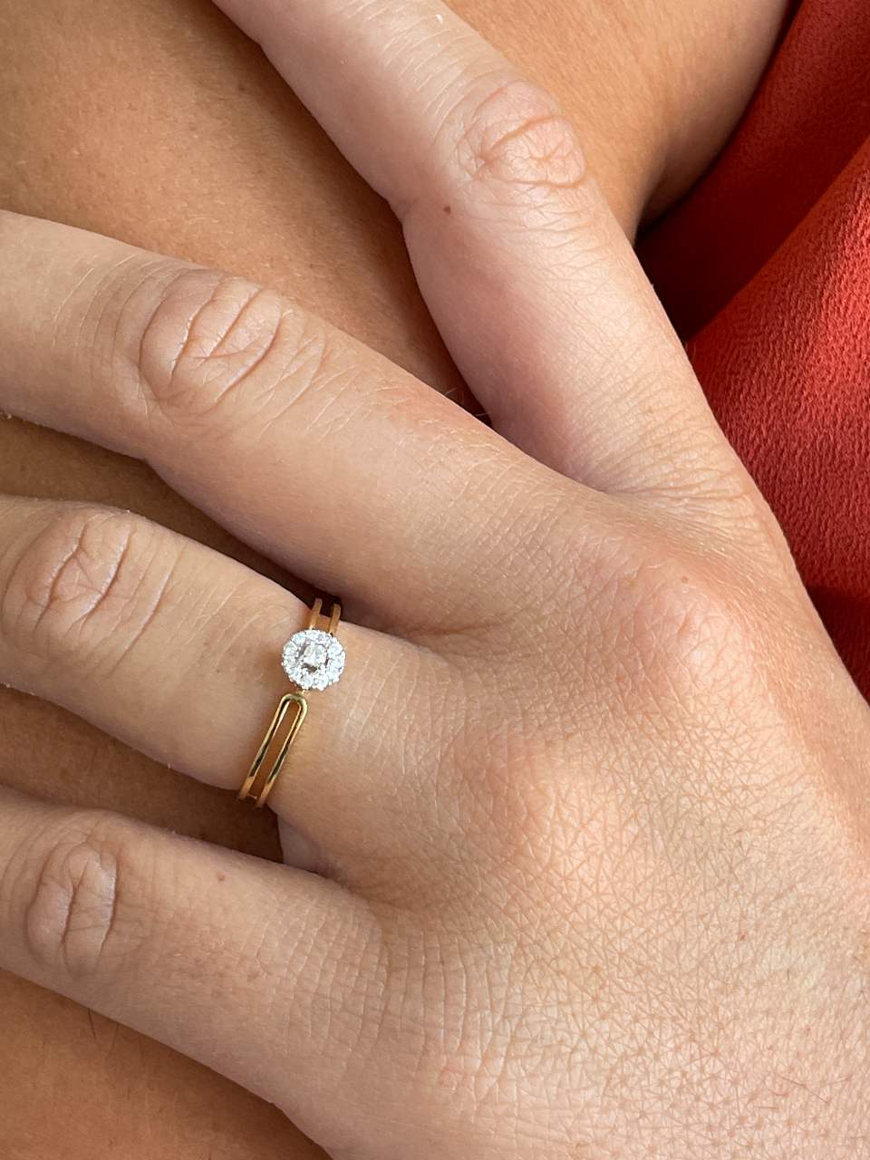 Anillo IMBU doble brazo centro con diamantes en oro amarillo de 18 ktes