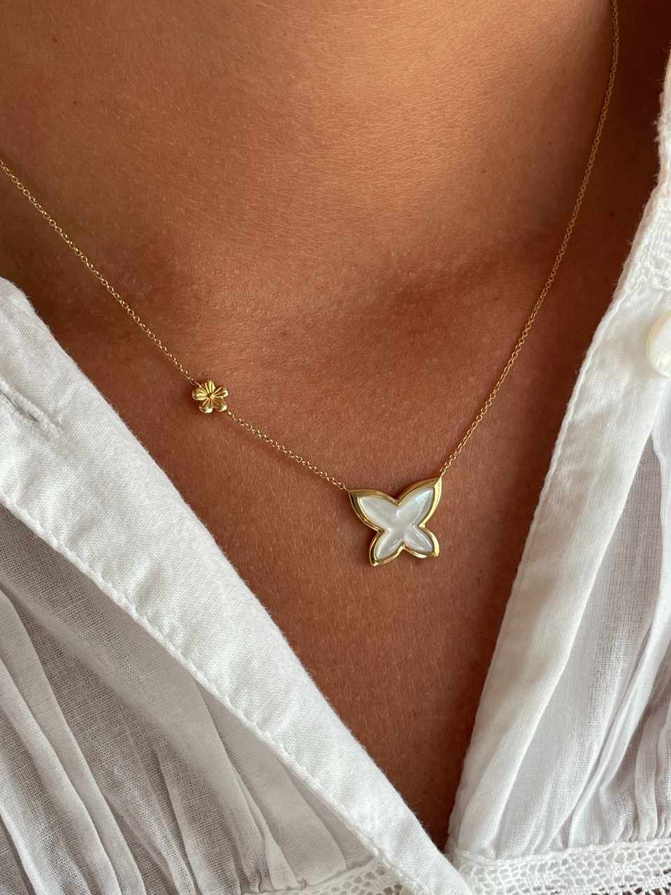 Gargantilla BACUPARI colgante mariposa con nacar en oro amarillo