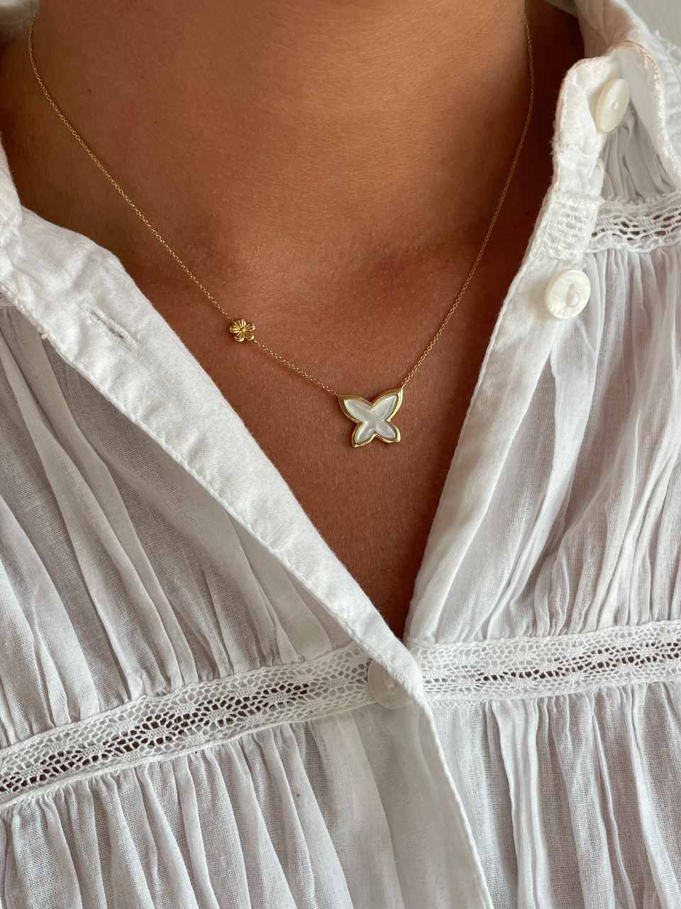 Gargantilla BACUPARI colgante mariposa con nacar en oro amarillo