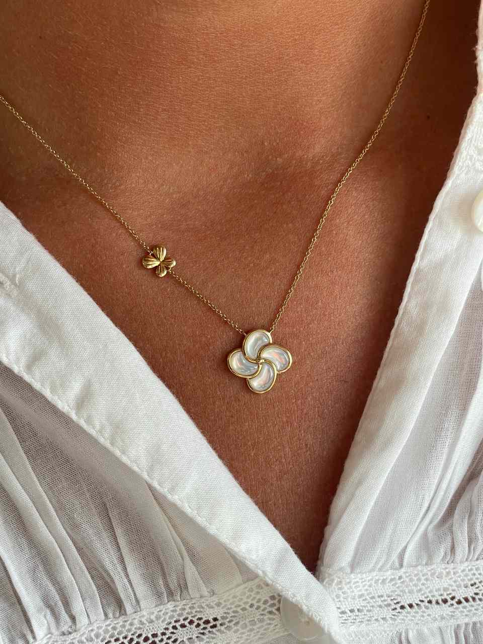 LUCERNA choker, flower pendant with mother-of-pearl in 18k yellow gold