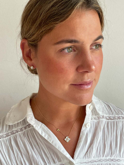 LUCERNA choker, flower pendant with mother-of-pearl in 18k yellow gold