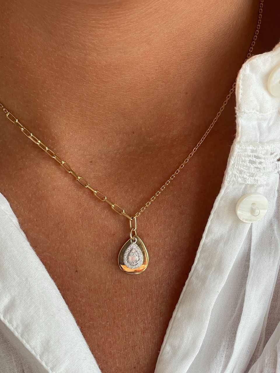 Gargantilla TAMARIN colgante roseta en pera brillante oro amarillo 18 ktes