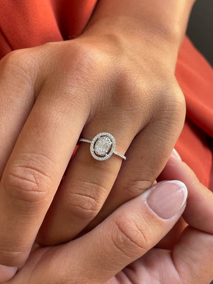 Anillo OLIENA oval en oro blanco 18 ktes con brillantes y baguettes.