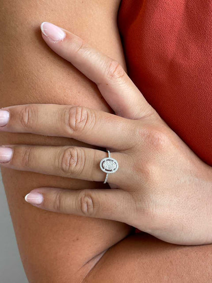 Anillo OLIENA oval en oro blanco 18 ktes con brillantes y baguettes.