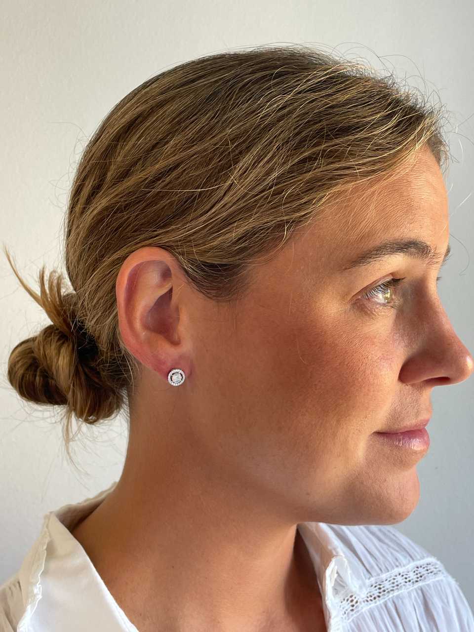 KIRUNA earring in 18k white gold with diamonds and baguettes.