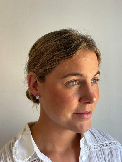 KIRUNA earring in 18k white gold with diamonds and baguettes.