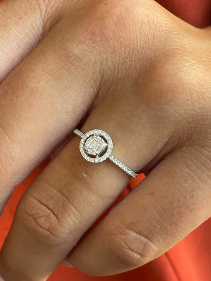 Anillo BERGEN redondo en oro blanco 18 ktes con brillantes y baguettes.