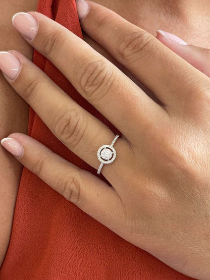 Anillo BERGEN redondo en oro blanco 18 ktes con brillantes y baguettes.