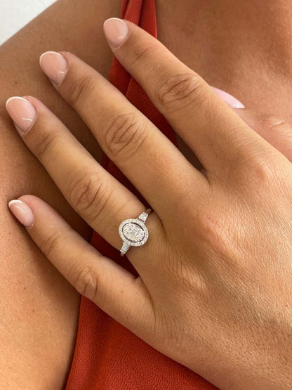 Anillo LEEDS oval en oro blanco 18 ktes con brillantes y baguettes.