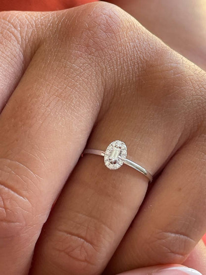 Anillo HAMPTON roseta en oro blanco 18 ktes con brillantes y baguettes.