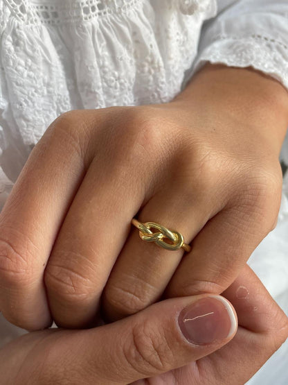 SIMGE ring in 18-karat yellow gold with sailor's knot