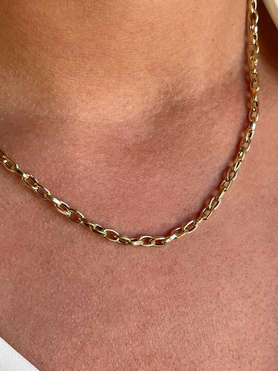 Gargantilla IOWA motivo eslabón natural en oro amarillo de 18 kilates.