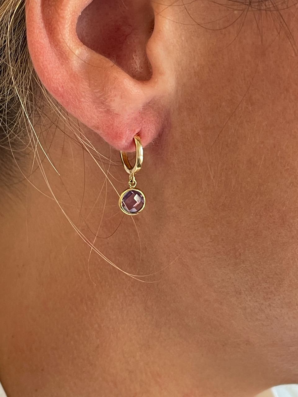 Pendiente CUSCO argolla en oro amarillo de 18 ktes con amatista colgando