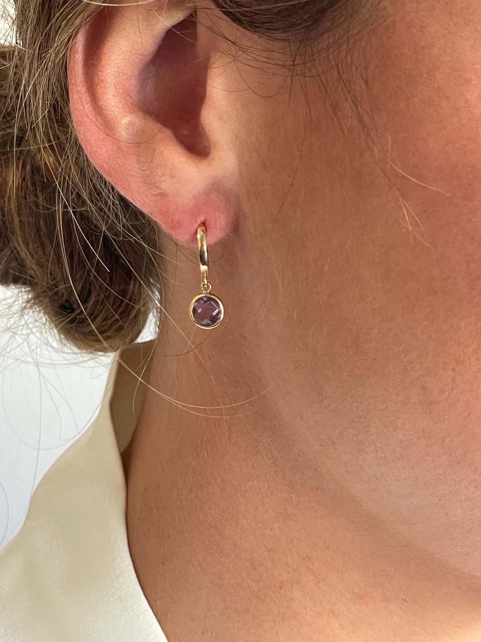 Pendiente CUSCO argolla en oro amarillo de 18 ktes con amatista colgando