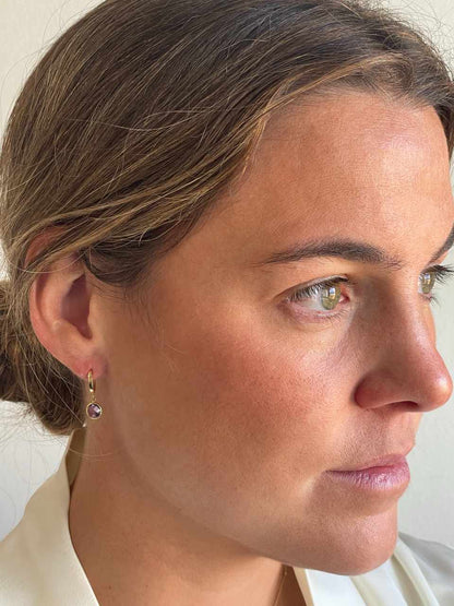 Pendiente CUSCO argolla en oro amarillo de 18 ktes con amatista colgando