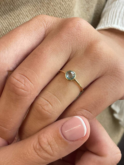 Anillo KANSAS amatista o topacio azul en oro amarillo de 18 kilates.