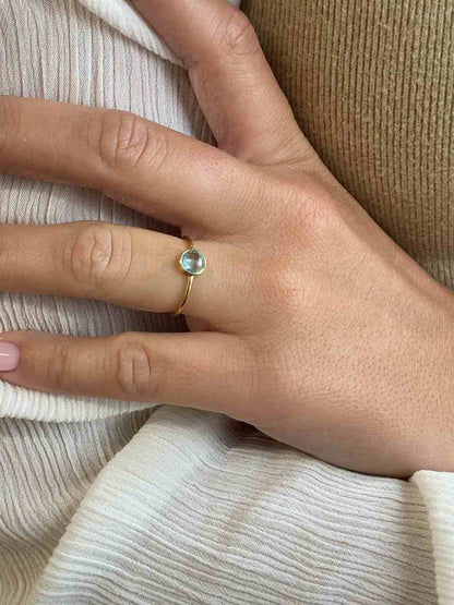 Anillo KANSAS amatista o topacio azul en oro amarillo de 18 kilates.