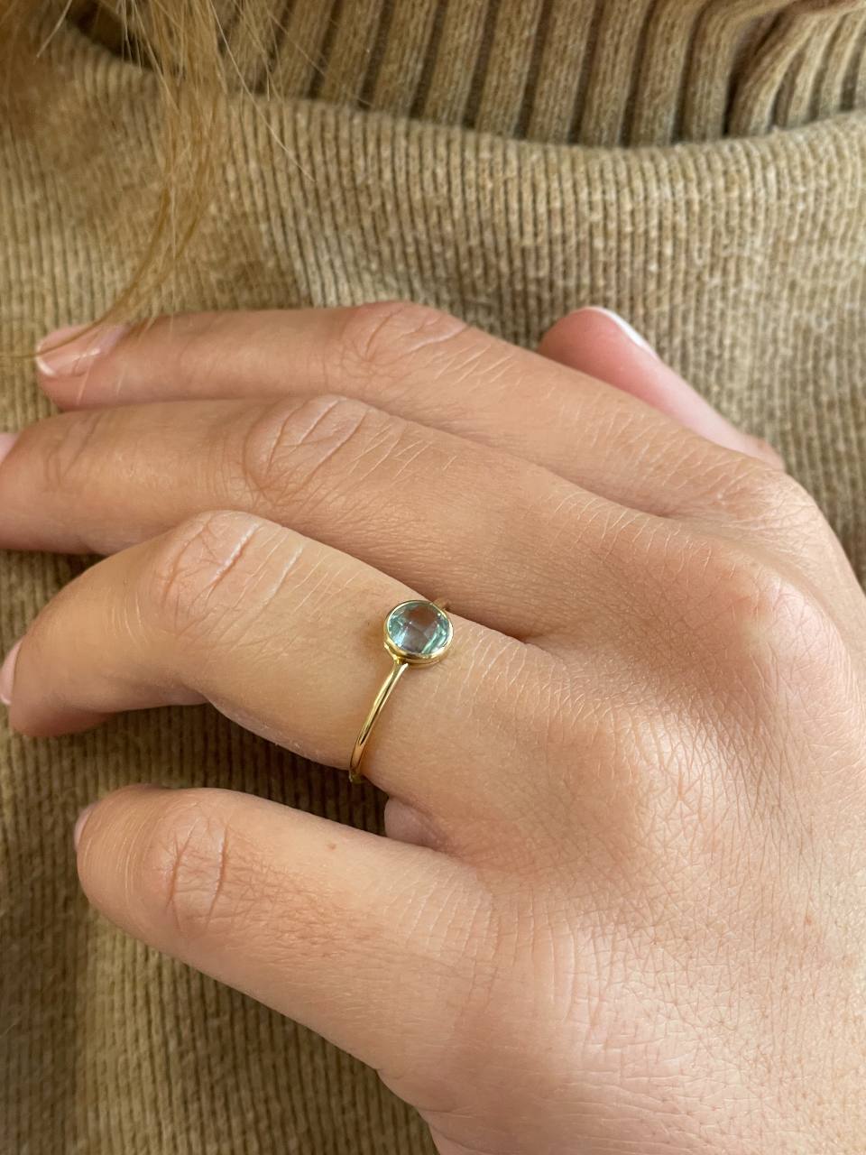 Anillo KANSAS amatista o topacio azul en oro amarillo de 18 kilates.