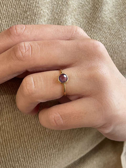 Anillo KANSAS amatista o topacio azul en oro amarillo de 18 kilates.