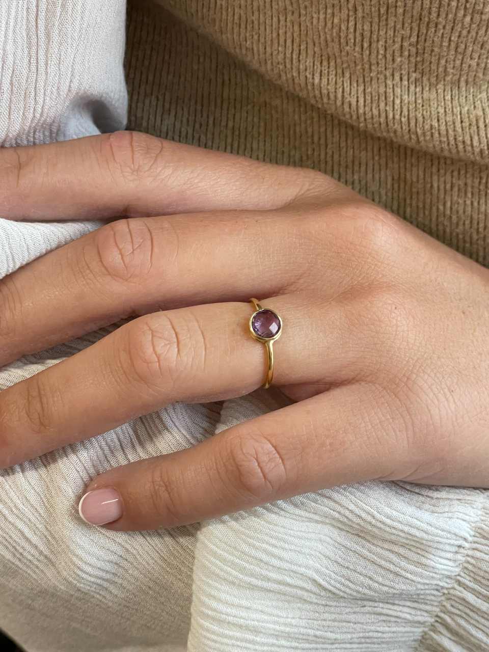 Anillo KANSAS amatista o topacio azul en oro amarillo de 18 kilates.