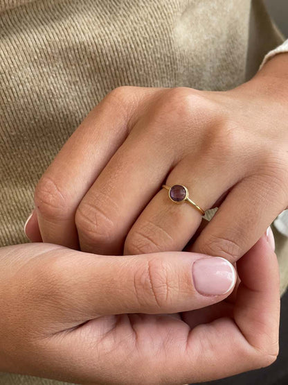 Anillo KANSAS amatista o topacio azul en oro amarillo de 18 kilates.