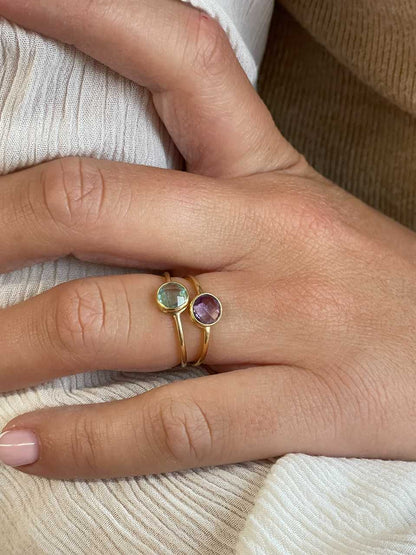 Anillo KANSAS amatista o topacio azul en oro amarillo de 18 kilates.