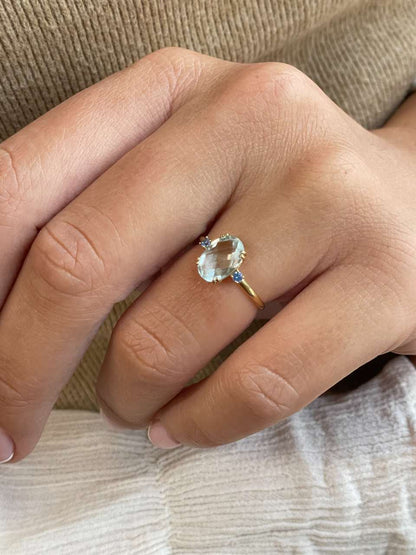 Anillo QUITO amatista o topacio azul en oro amarillo de 18 kilates
