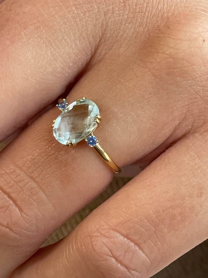 Anillo QUITO amatista o topacio azul en oro amarillo de 18 kilates