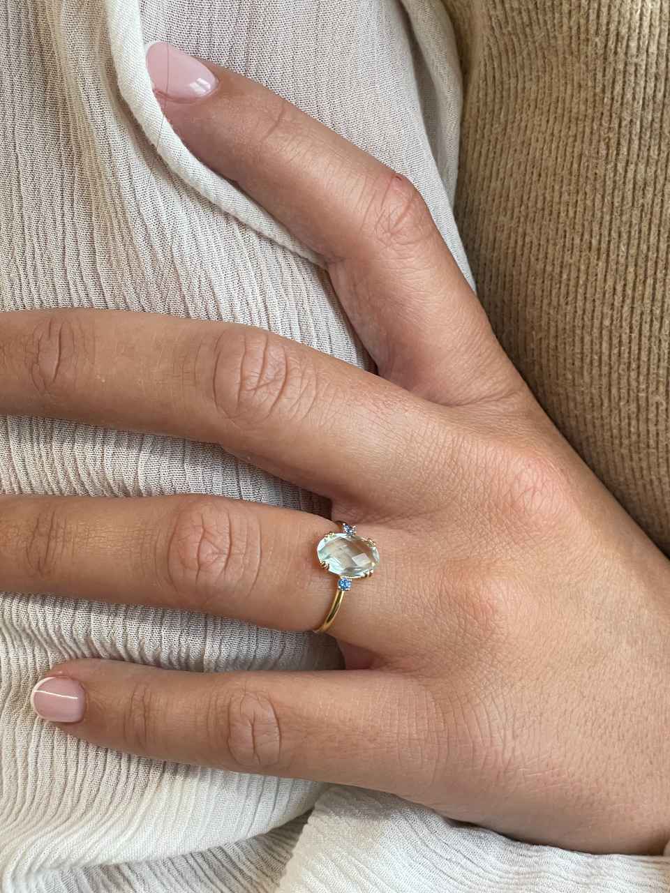 Anillo QUITO amatista o topacio azul en oro amarillo de 18 kilates