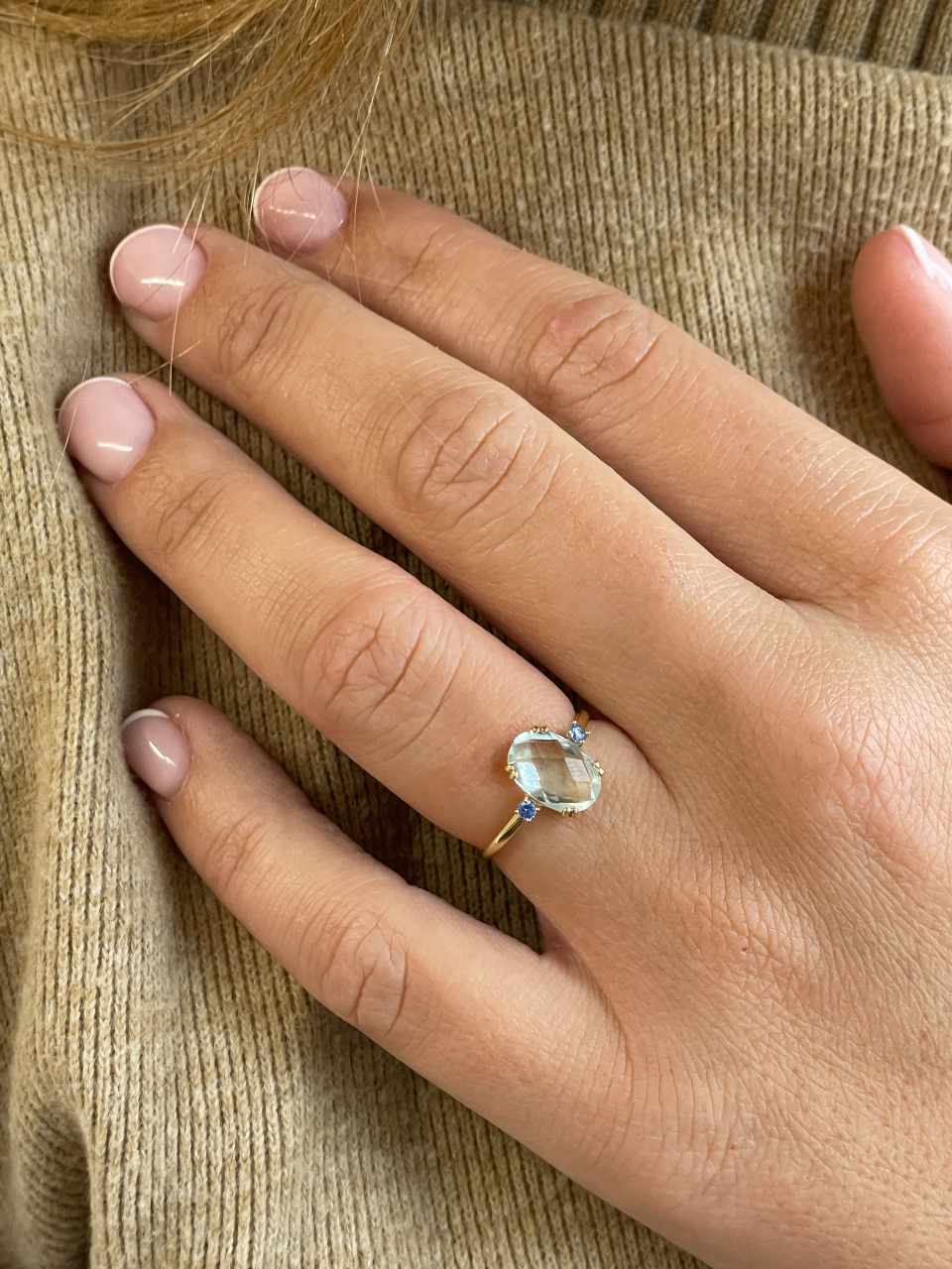 Anillo QUITO amatista o topacio azul en oro amarillo de 18 kilates