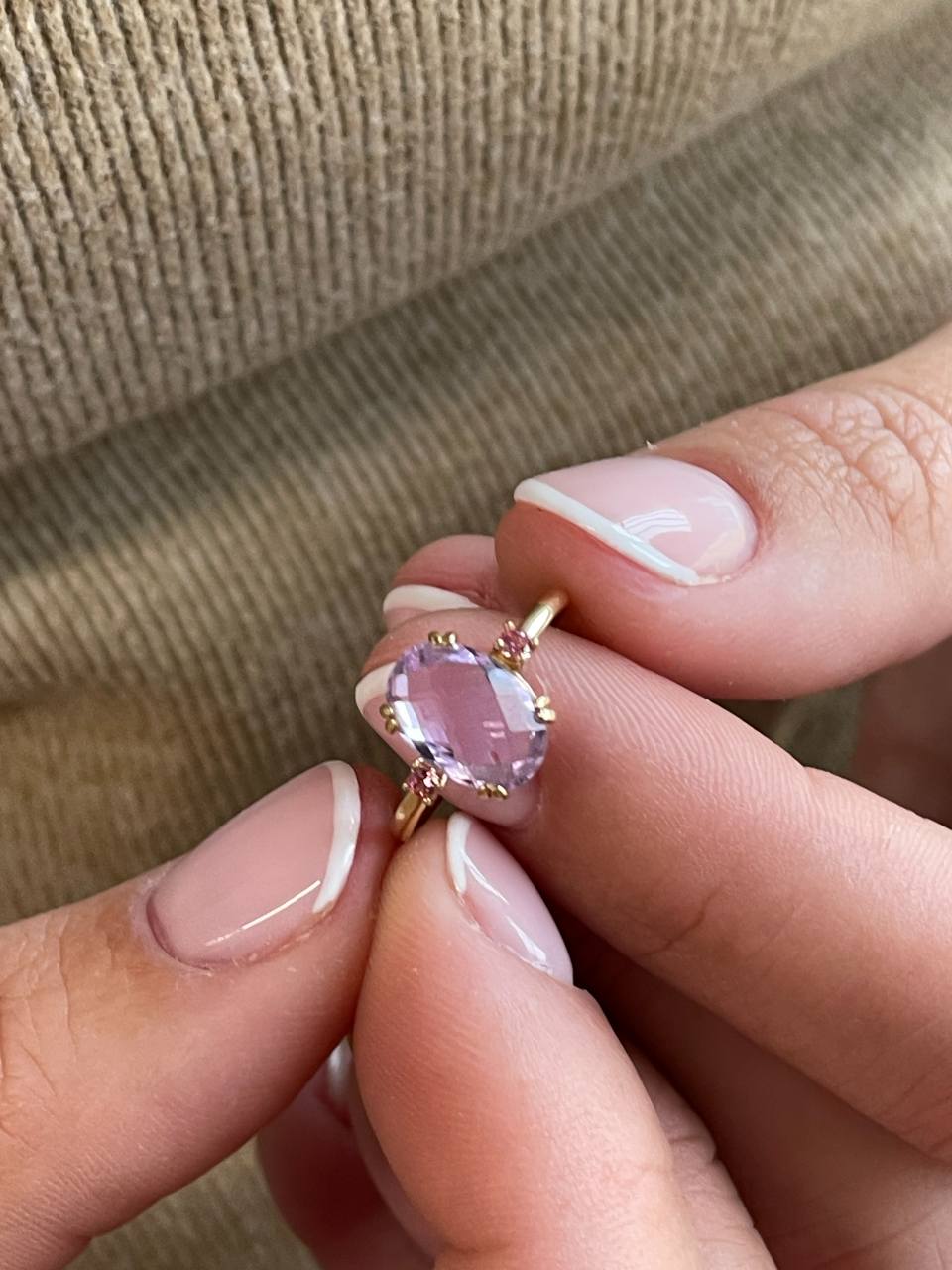 Anillo QUITO amatista o topacio azul en oro amarillo de 18 kilates