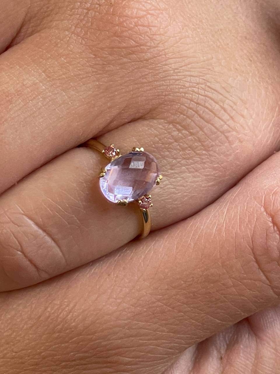 Anillo QUITO amatista o topacio azul en oro amarillo de 18 kilates