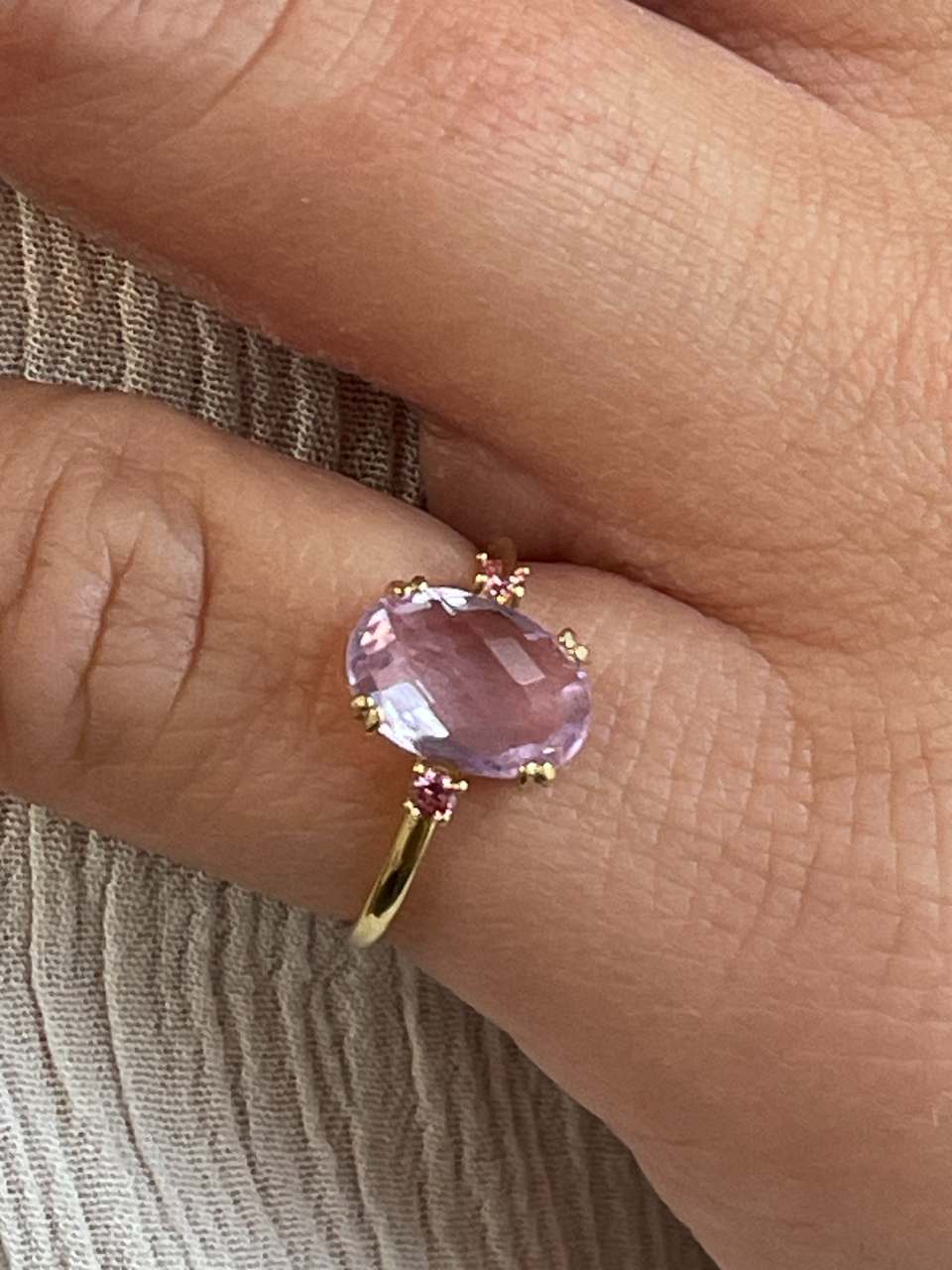 Anillo QUITO amatista o topacio azul en oro amarillo de 18 kilates