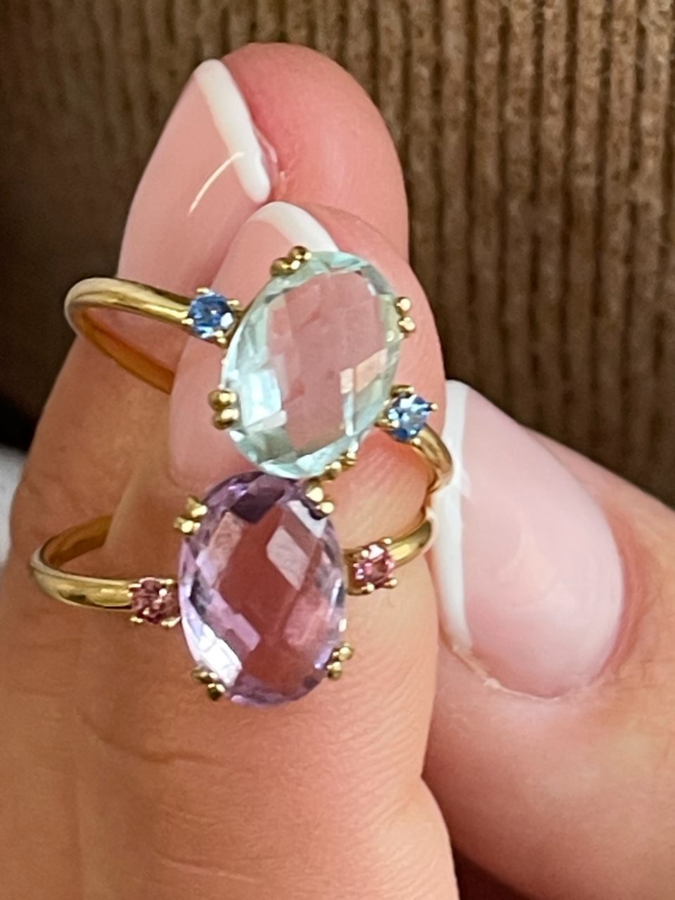 Anillo QUITO amatista o topacio azul en oro amarillo de 18 kilates