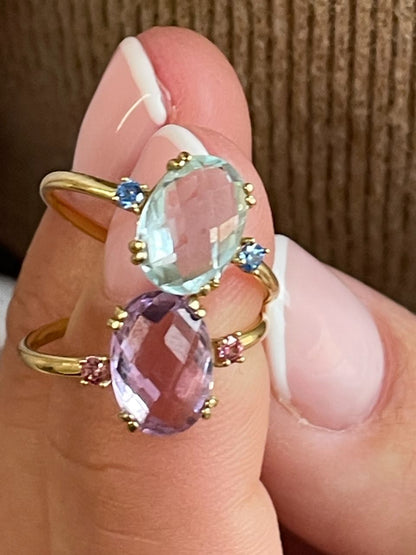 Anillo QUITO amatista o topacio azul en oro amarillo de 18 kilates