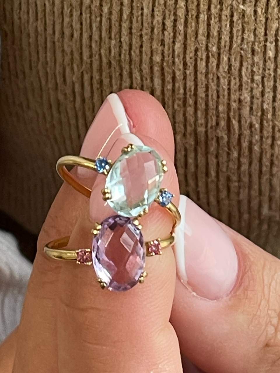 Anillo QUITO amatista o topacio azul en oro amarillo de 18 kilates