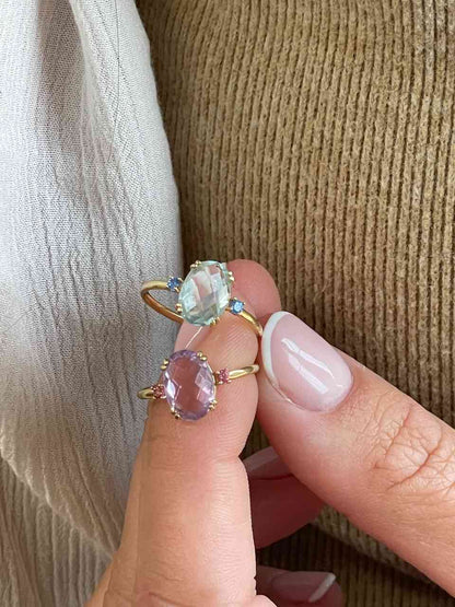 Anillo QUITO amatista o topacio azul en oro amarillo de 18 kilates