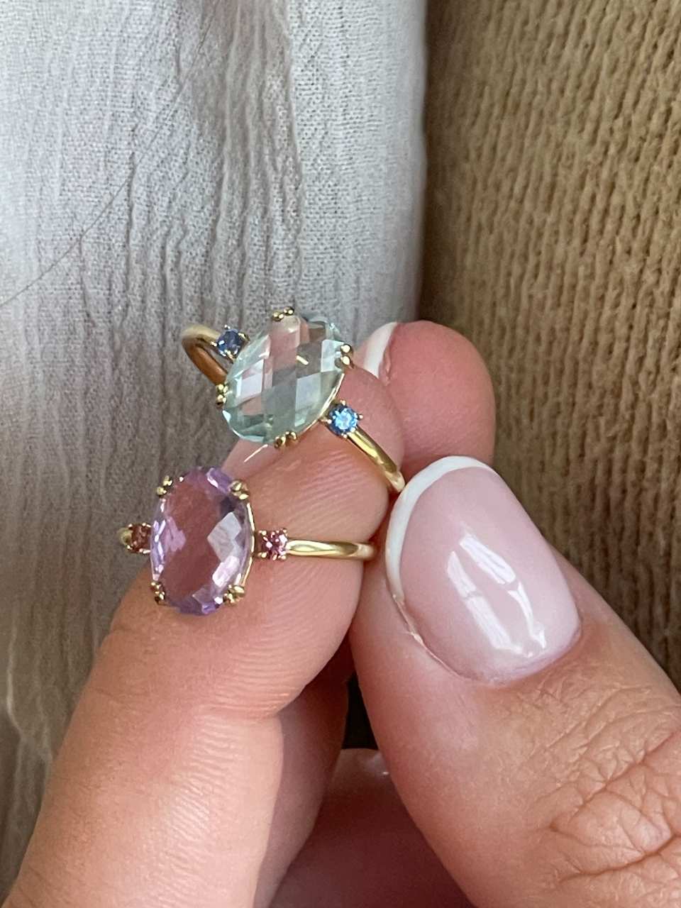 Anillo QUITO amatista o topacio azul en oro amarillo de 18 kilates