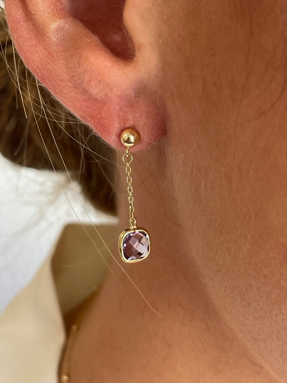 Pendiente MONTANA cadenita en oro amarillo de 18 ktes con amatista.