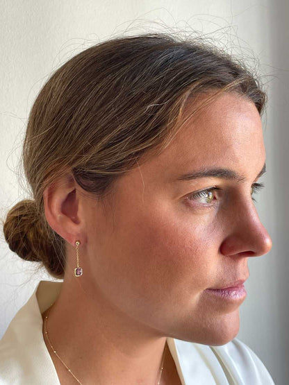 Pendiente MONTANA cadenita en oro amarillo de 18 ktes con amatista.