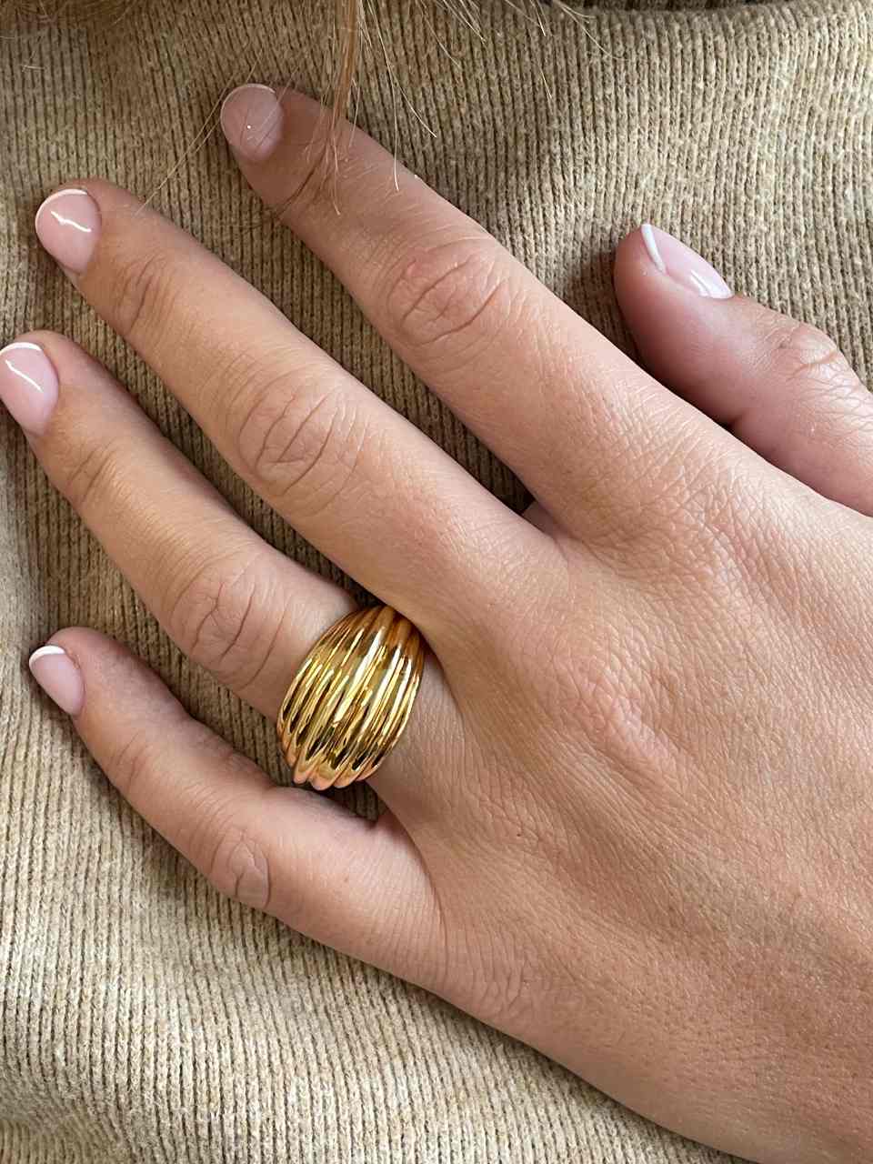 Anillo ARIZONANTE con gallones gruesos huecos en oro amarillo de 18 ktes
