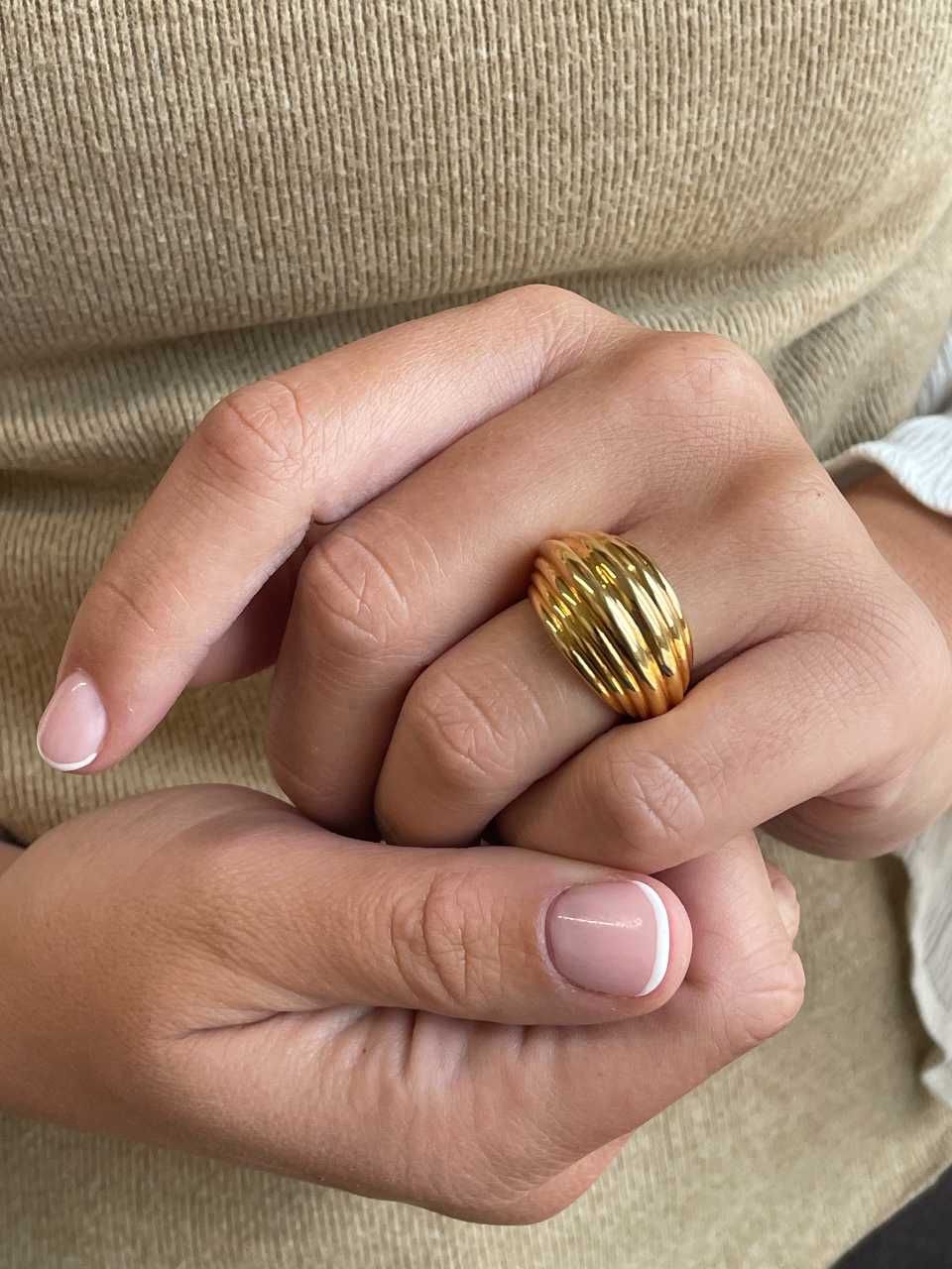 Anillo ARIZONANTE con gallones gruesos huecos en oro amarillo de 18 ktes