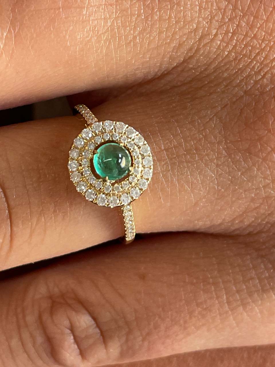 Anillo AGRIGENTO esmeralda redonda cabujón con brillantes en oro amarillo 18 ktes