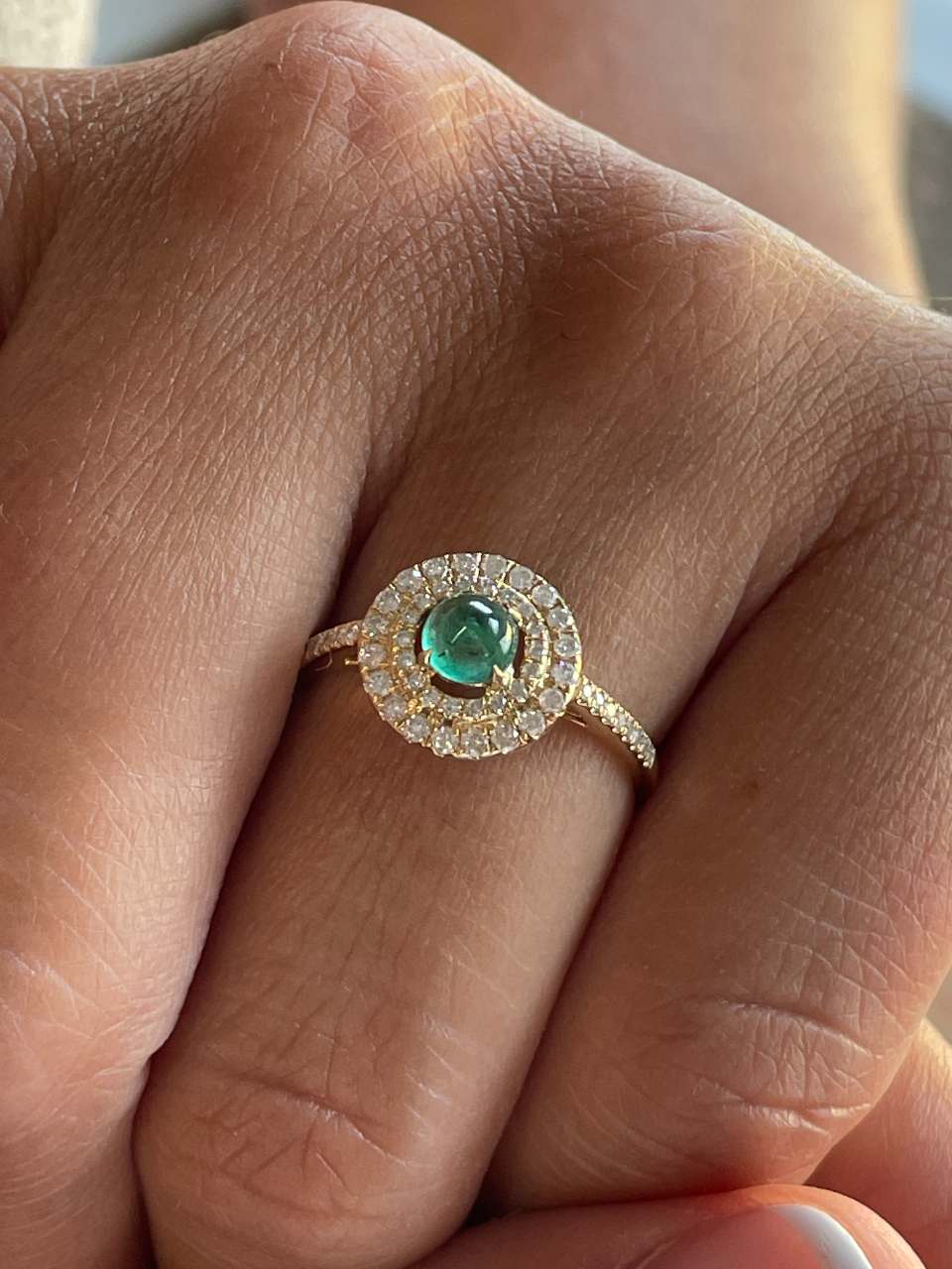 Anillo AGRIGENTO esmeralda redonda cabujón con brillantes en oro amarillo 18 ktes