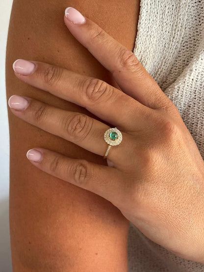 Anillo AGRIGENTO esmeralda redonda cabujón con brillantes en oro amarillo 18 ktes