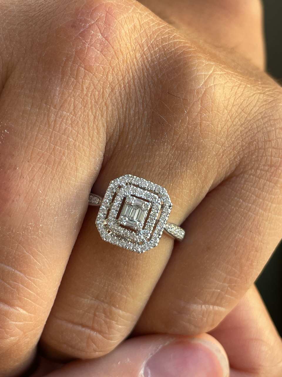 Anillo CLIO en oro blanco 18 ktes con centro en brillantes y baguettes.