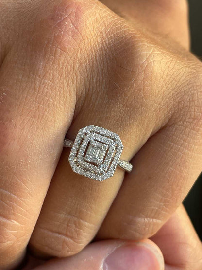 Anillo CLIO en oro blanco 18 ktes con centro en brillantes y baguettes.